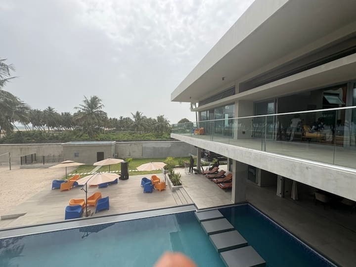 Pool deck facing the ocean